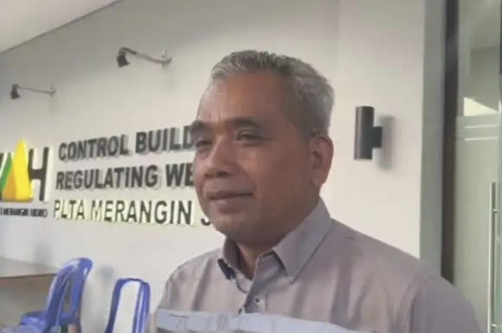 Humas PLTA KMH, Aslori Ilham saat diwawancarai, Minggu (24/8/2025) (Rev/Gonews.id)