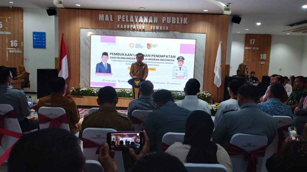 Gus Fawaid Luncurkan Layanan PMI di MPP Jember Bupati Jember Muhammad Fawaid saat meresmikan layanan penempatan dan perlindungan pekerja migran Indonesia (PMI) di Mal Pelayanan Publik (MPP) Jember, Senin (1/9/2025).(Foto:Diskominfo Jember)