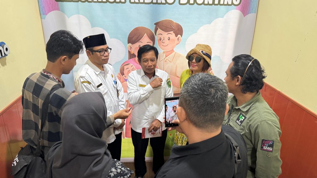 Asisten Administrasi Umum Sekretariat Kabupaten Kutim, Sudirman Latif (tengah), Kepala DPPKB Kutim, Achmad Junaidi dan Direktur Golda Institut Indonesia, Eva Dipanti Tumba saat diwawancarai, Rabu (3/9/2025) (Wahyu/Gonews.id)