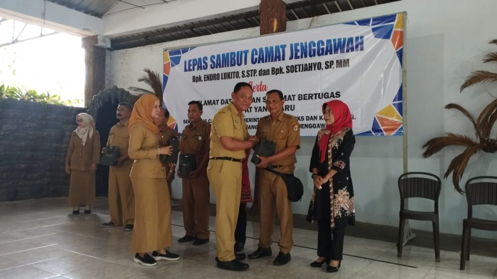 Lepas Sambut Camat Jenggawah, Soetjahyo Resmi Gantikan Endro Lukito Lepas sambut Camat Jenggawah dari pejabat lama, Endro Lukito, S.STP., kepada pejabat baru, Soetjahyo, SP, MM di Jati Park, Desa Wonojati, Jenggawah,