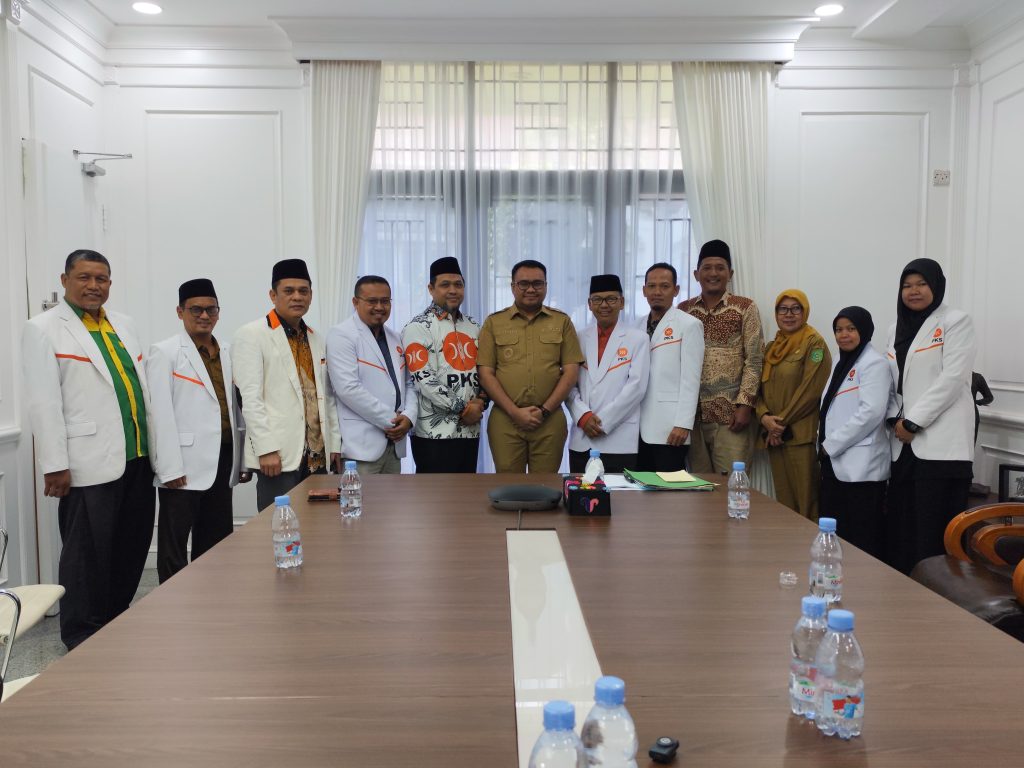 DPD PKS Kukar Audiensi dengan Bupati, Dorong Sinergi dan Kolaborasi Pengurus DPD PKS Kukar Audiensi dengan Bupati Kukar di Pendopo Bupati Kukar.