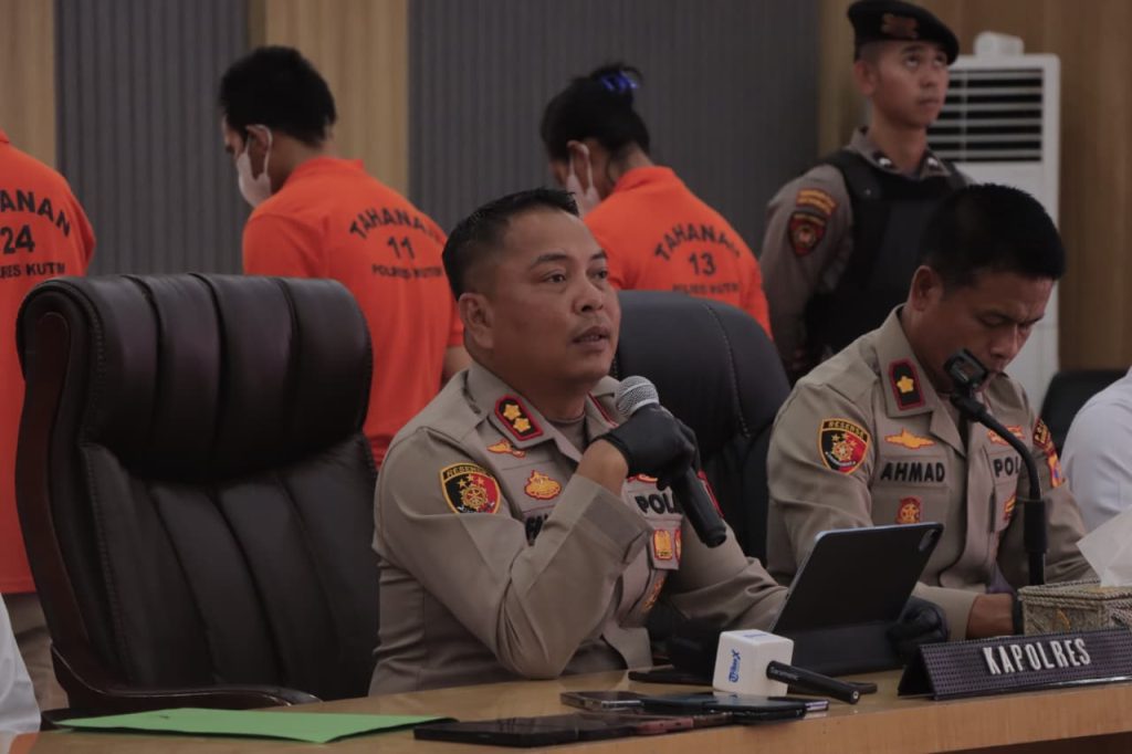 Polres Kutim Bongkar Kasus Tragis Anak Dibunuh Orangtua Kapolres Kutai Timur, AKBP Fauzan Arianto dalam konferensi pers, Senin (8/9/2025)