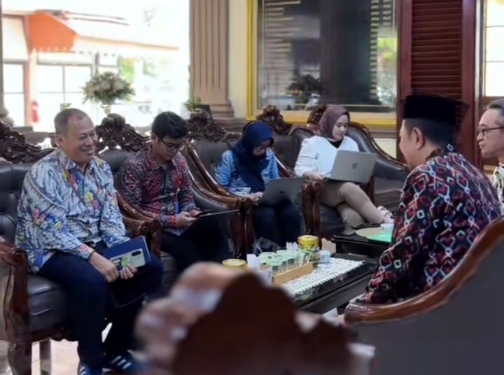 KLHK Dukung Bondowoso Kembangkan Sistem Sampah Terintegrasi Bupati H. Abdul Hamid Wahid, M.Ag., menerima kunjungan Direktorat Pengurangan Sampah Kementerian Lingkungan Hidup dan Kehutanan (KLHK) RI di Ruang Peringgitan Pendopo Raden Bagus Assra, Sabtu (6/9/2025),