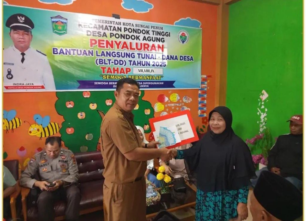 BLT-DD Pondok Agung Tahap VII-IX Disalurkan ke 28 KPM Pemerintah Desa Pondok Agung salurkan BLT-DD tahap VII-IX 2025