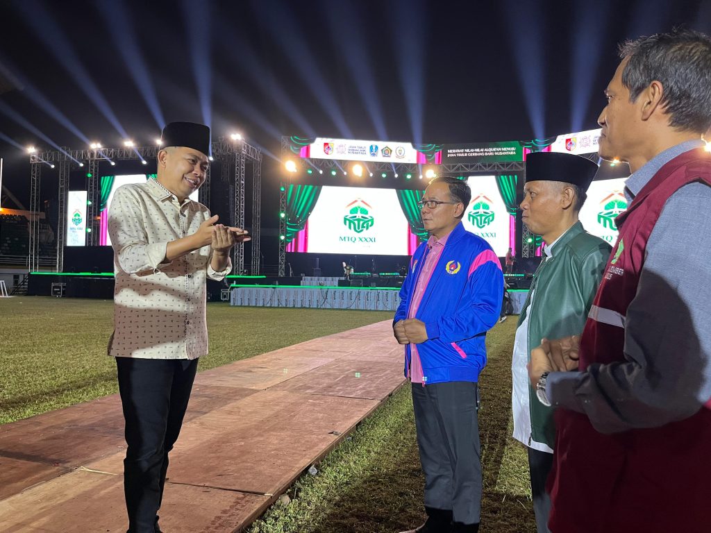 Bupati Jember Muhammad Fawaid saat meninjau persiapan Musabaqah Tilawatil Qur’an (MTQ) XXXI Tingkat Jawa Timur di Stadion Jember Sport Garden (JSG), Jumat (12/9/2025) (Mul/Gonews.id)
