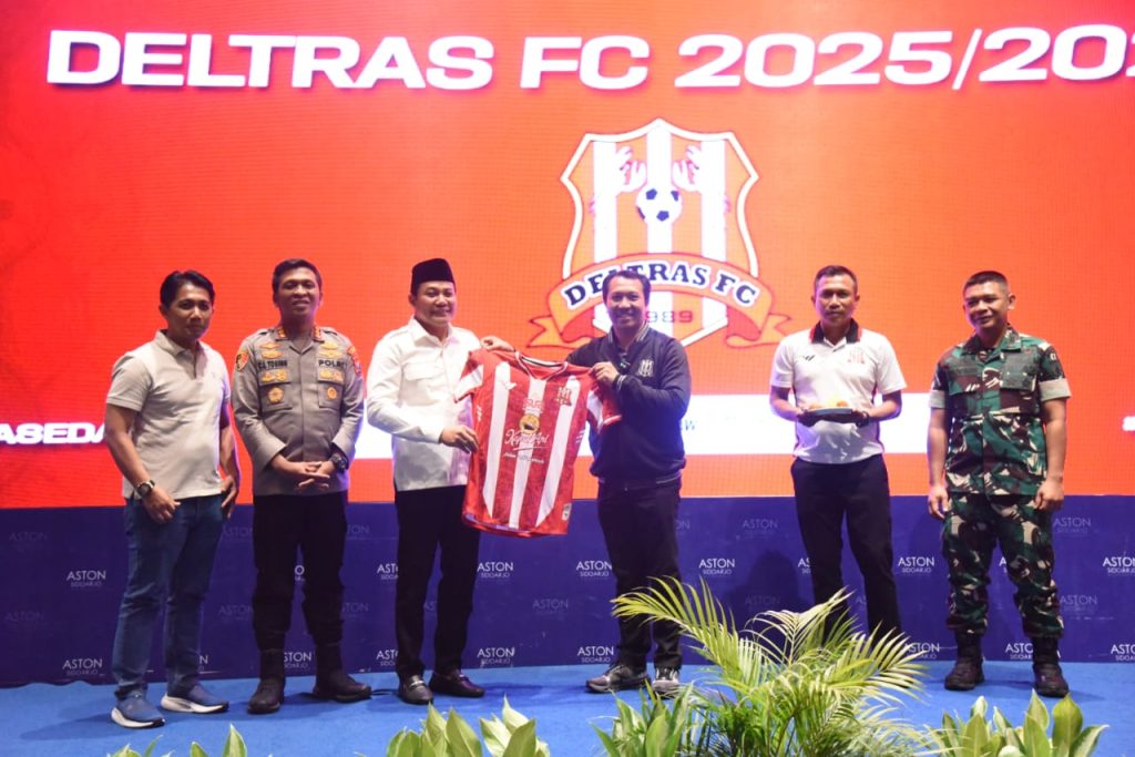 Subandi, Bupati Sidoarjo (kopiah hitam) saat menghadiri Launching Deltras FC 2025/2026 di Aston Hotel Sidoarjo