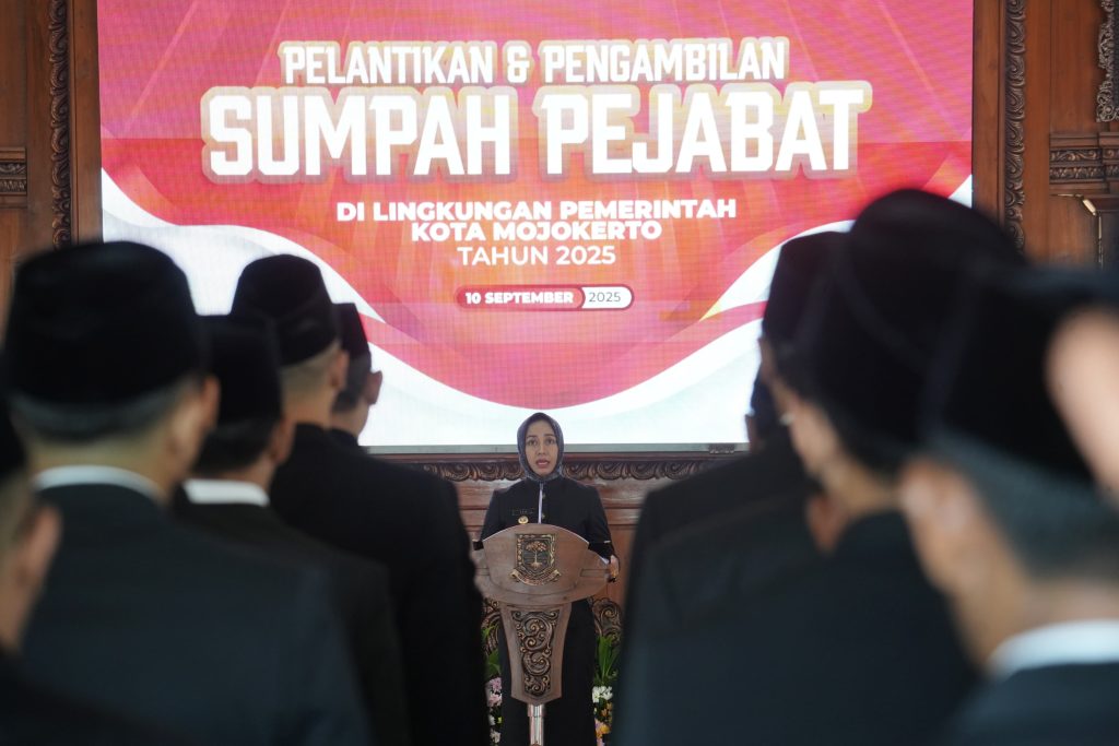Mojokerto Resmi Punya BPBD, Ning Ita Tekankan Kesiapsiagaan Wali Kota Mojokerto, Ika Puspitasari, atau akrab disapa Ning Ita, meresmikan pembentukan BPBD sekaligus melantik Ganesh Pressiatantra sebagai Kepala Pelaksana perdana di Pendopo Sabha Kridatama Rumah Rakyat, Rabu (10/9/2025) (Foto: Diskominfo Kota Mojokerto)