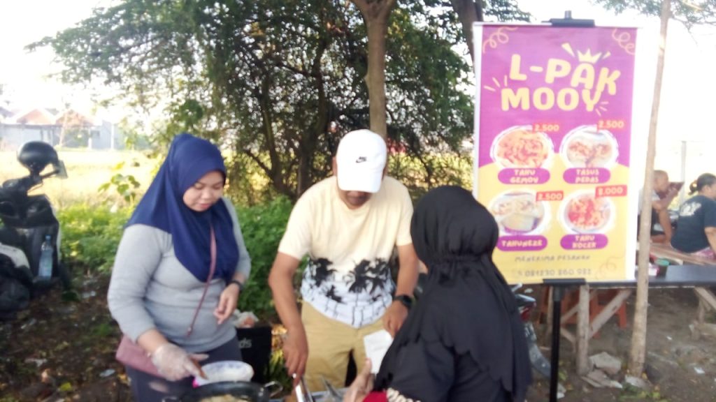 Tahu L-PAK MOOY Meriahkan CFD Mojokerto dengan Ragam Rasa Camilan unik dari usaha L-PAK MOOY dj Car Free Day (CFD) Pasar Ketidur, Surodinawan, Mojokerto, Minggu (14/9/2025) (HB/Gonews.id)