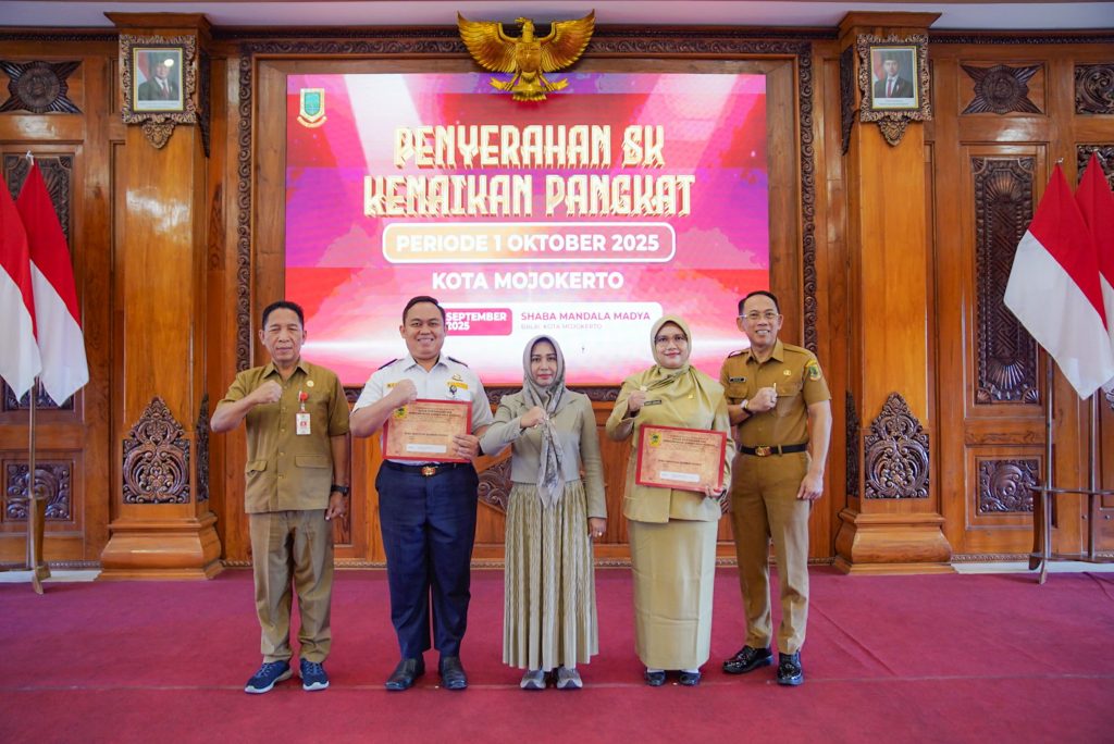 Wali Kota Ika Puspitasari menyerahkan Surat Keputusan (SK) Kenaikan Pangkat periode 1 Oktober 2025 di Ruang Sabha Mandala Madya, Balai Kota Mojokerto pada Senin (15/9/2025) (Foto:Diskominfo Kota Mojokerto)