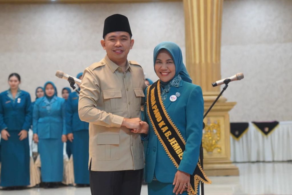 Bupati Jember Muhammad Fawait secara resmi mengukuhkan Bunda PAUD Kabupaten Jember, Ghyta Eka Puspita di Pendopo Wahyawibawagraha, Senin (15/9/2025)