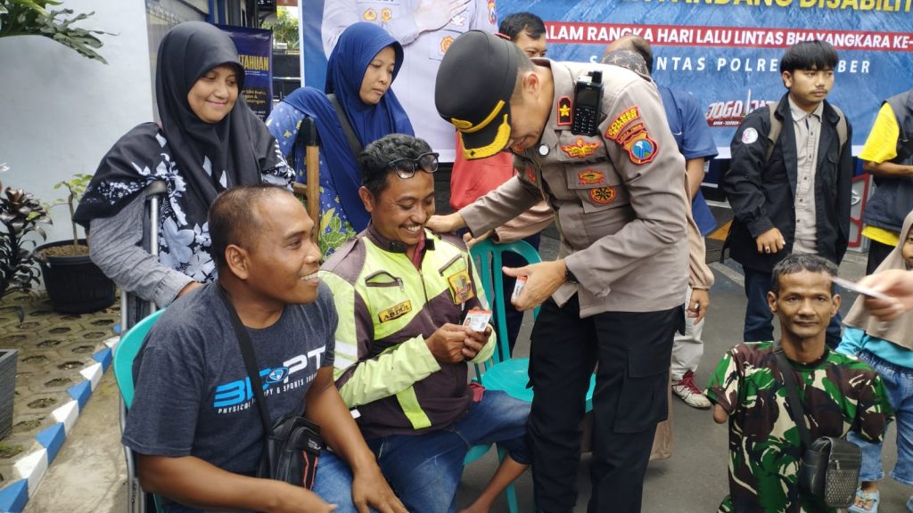 Hari Ulang Tahun Lalu Lintas Bhayangkara ke-70, Polres Jember menyerahkan 25 SIM D kepada anggota Komunitas Perpenca Jember di Kantor Samsat Jember.