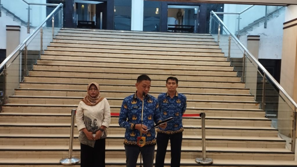 Plt Kadis Kominfo Jember, Regar Jeane Dealen Nangka, saat konferensi pers di depan Kantor Pemkab Jember