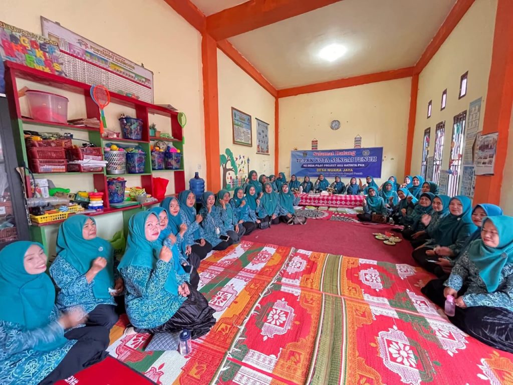 PKK Muara Jaya Sambut Kunjungan TP-PKK Kota Sungai Penuh Ketua PKK Desa Muara Jaya sambut hangat TP-PKK Kota Sungai Penuh dalam pembinaan program “Aku Hatinya PKK”.