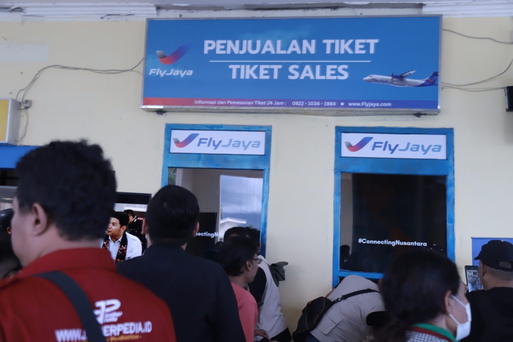 Tiket penerbangan perdana Jember–Jakarta Fly Jaya di Bandara Jember