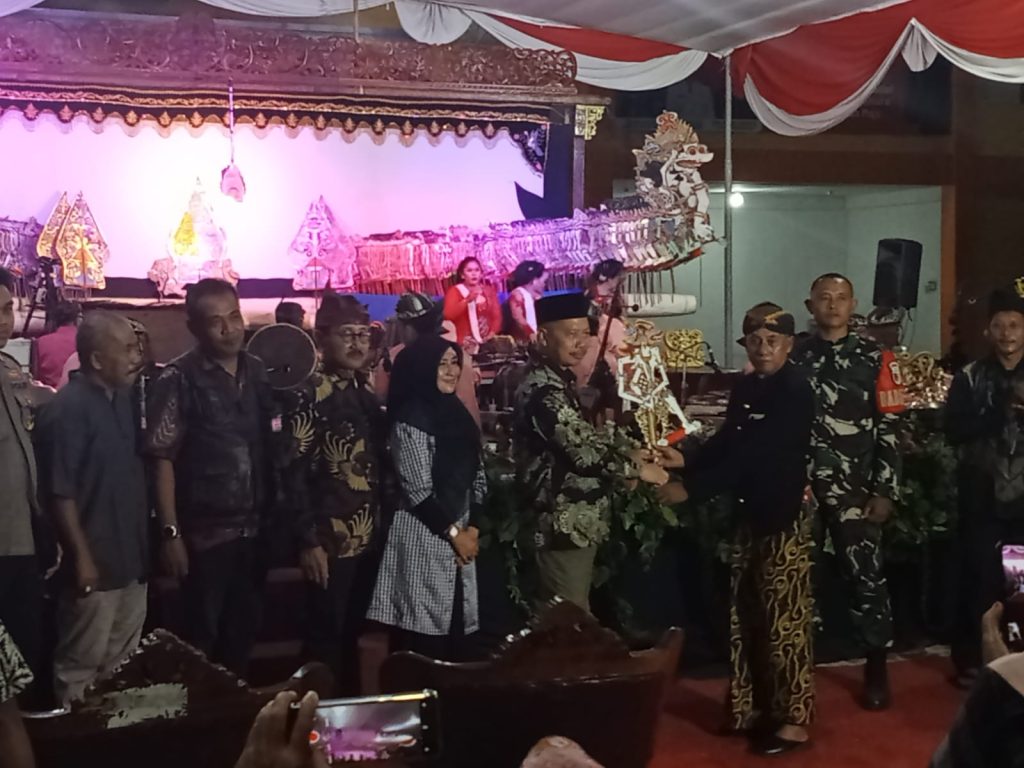 Pertunjukan Wayang Gagrak Porongan lakon Lahirnya Anjilo Kencono di Lapangan Desa Rangkah Kidul, Sidoarjo, Sabtu (20/9/2025)