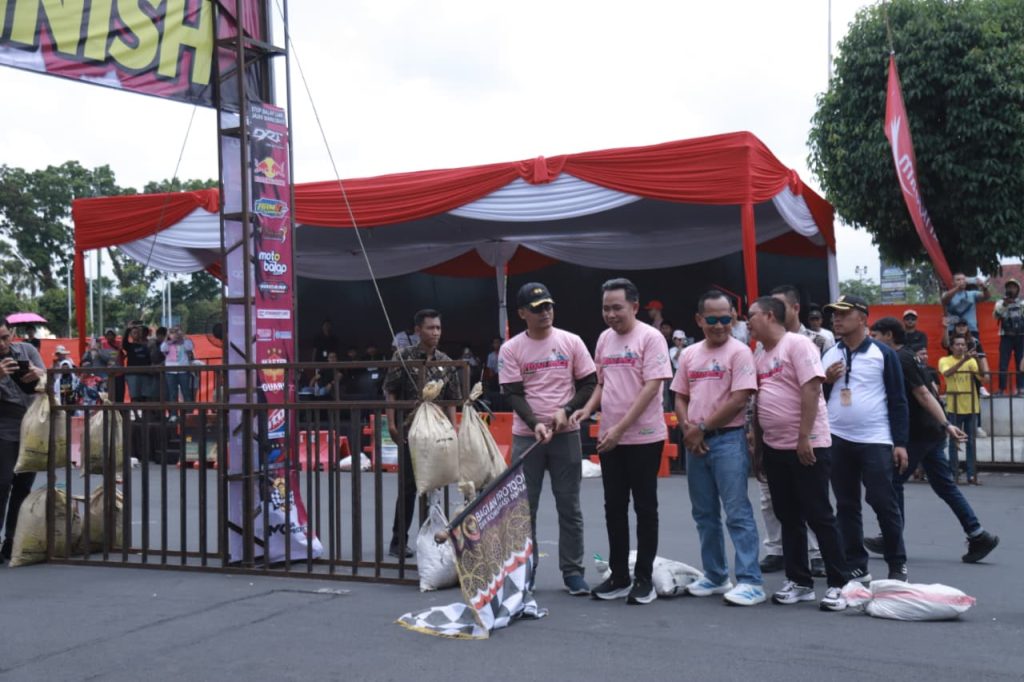 Bupati Fawait Dukung Road Race, Jember Bidik Sport Tourism 2026 Bupati Jember Muhammad Fawait saat membuka road race di Alun-alun Jember.
