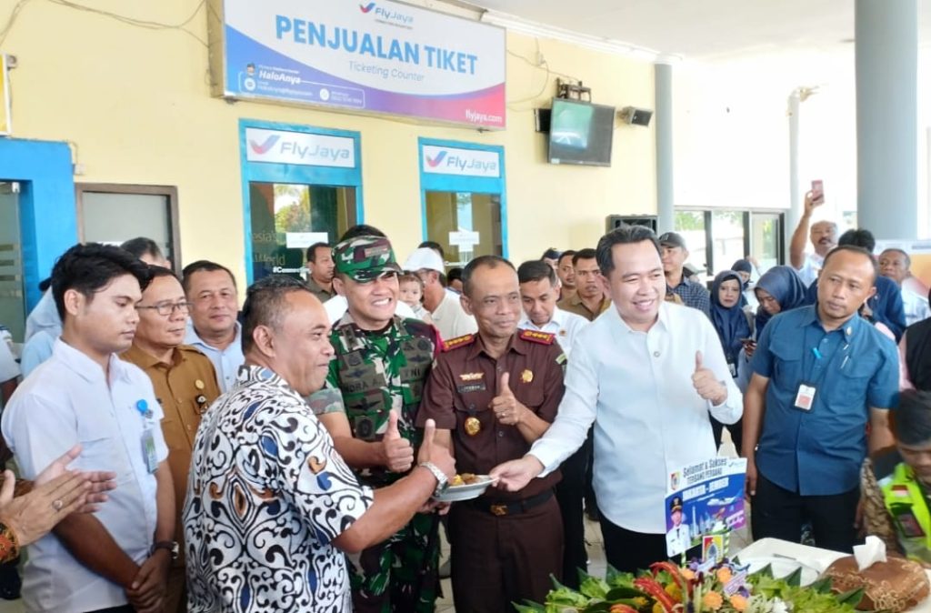 Bandara Jember Dibuka, Fly Jaya Layani Penerbangan Perdana Pemotongan tumpeng oleh Bupati Jember, Muhammad Fawait saat pengoperasian Bandara Notohadinegoro Jember, Selasa (23/9/2025) (Mul/Gonews.id)