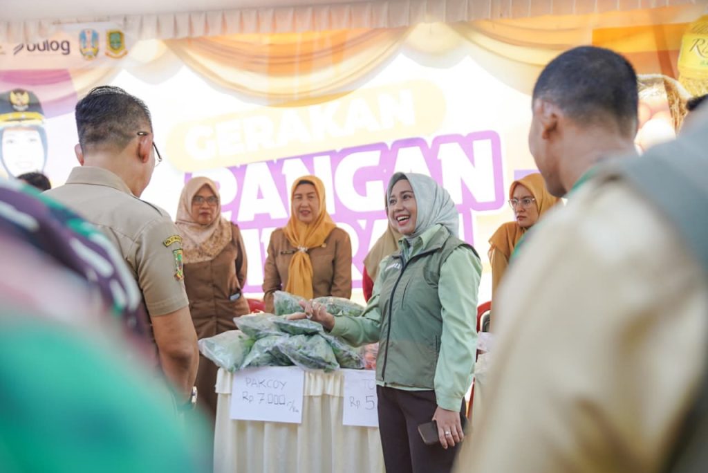 Wali Kota Ika Puspitasari meninjau pelaksanaan Gerakan Pangan Murah (GPM) di Kantor Kecamatan Prajurit Kulon, Selasa (23/9/2025) (An/Gonews.id)