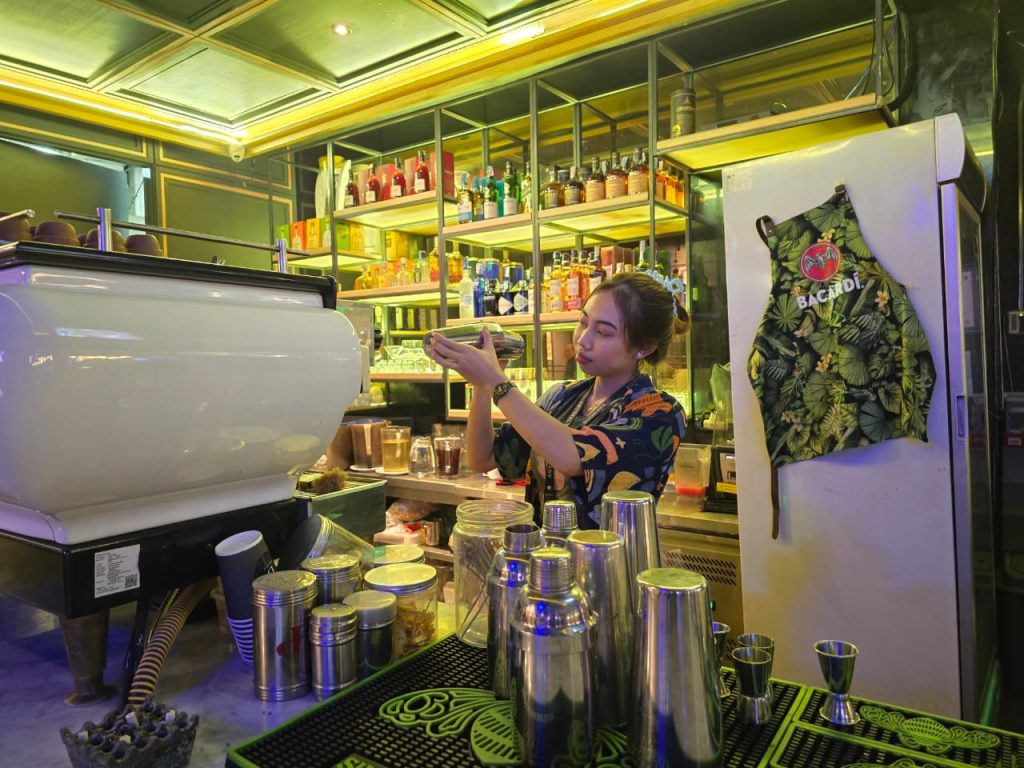 One Deck Gastropub Surabaya, Hangout 24 Jam dengan Nuansa Modern One Deck Gastropub Surabaya hangout 24 jam di lantai UG ARTOTEL TS Suites Surabaya, Jalan Hayam Wuruk No. 6, Surabaya Town Square Mall (Marcom)