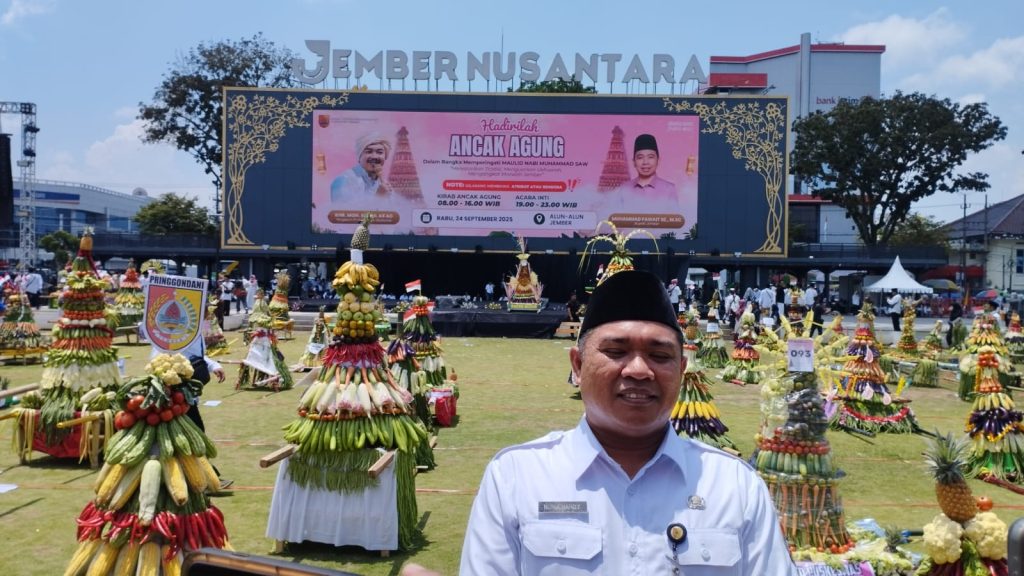 Jember Pecahkan Rekor MURI Lewat 449 Ancak Agung Maulid Nabi Kabag Kesra Pemkab Jember, Nurul Hafid Yasin