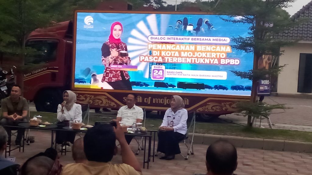 Wali Kota Mojokerto, Ika Puspitasari, dalam dialog interaktif bersama insan media di Sentra IKM Batik Maja Barama Wastra pada Rabu (24/9/2025).