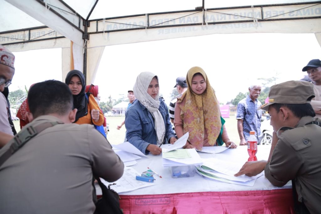 Suasana Mobil Monalisa layanan Adminduk Bungadesaku di Lapangan Yosorati Sumberbaru, Jember, Sabtu (27/9/2025) (Mul/GOnews.id)