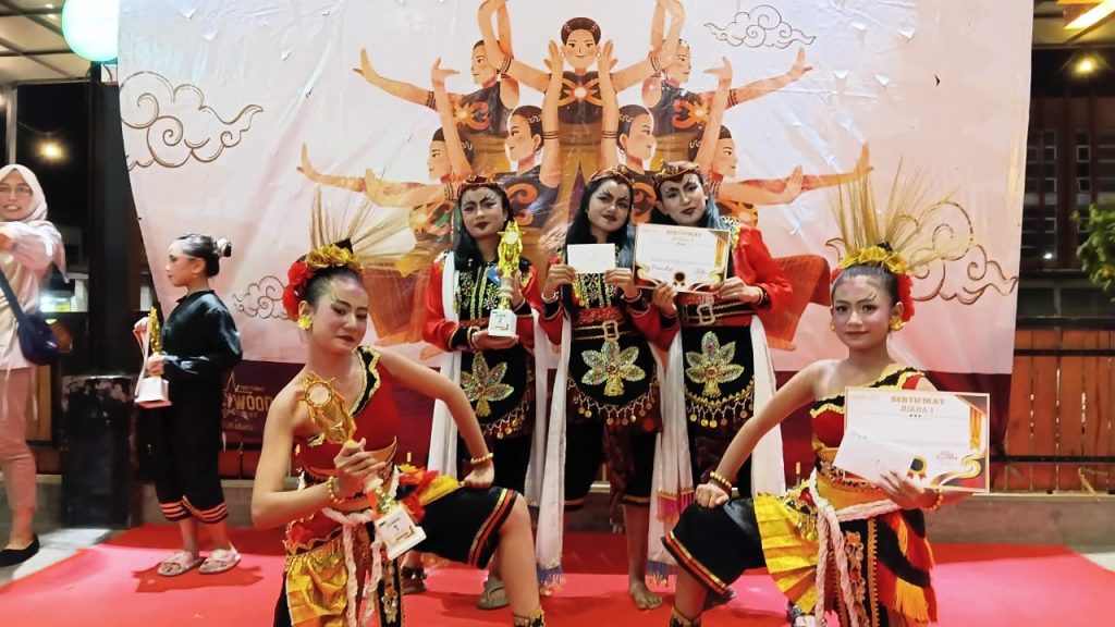 Gema Cilik Nusantara raih Juara 2 di Lomba Tari Surabaya 2025 dengan Tari Remo Gagrak Anyar dalam Lomba Tari Tradisional dan Tari Kreasi Nusantara di Hollywood, Mall Maspion Square Surabaya, Minggu (28/9/2025) (Nug/Gonews.id)