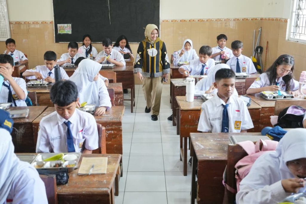 Wali Kota Mojokerto Pantau Distribusi MBG di Sekolah Wali Kota Mojokerto, Ika Puspitasari meninjau pelaksanaan program MBG di dua sekolah, yakni SMP Negeri 1 dan SMK Negeri 1 Kota Mojokerto, Senin (29/9/2025) (Foto:Diskominfo Kota Mojokerto)