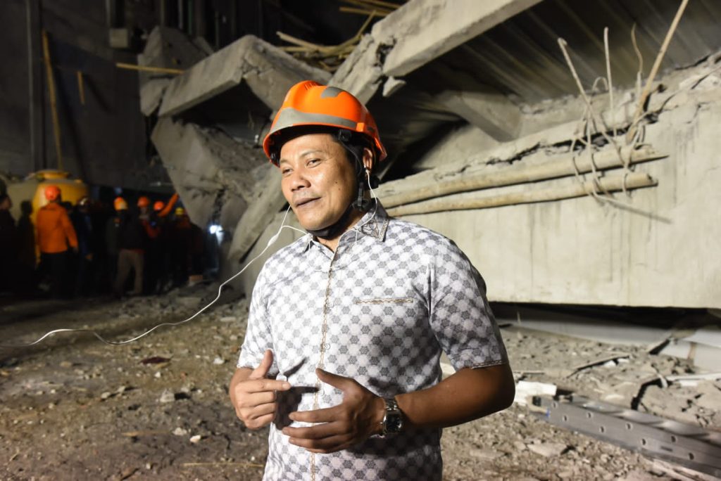 Bupati Sidoarjo Subandi saat meninjau runtuhnya mushola tiga lantai di Pondok Pesantren Al Khoziny, Buduran, Senin (29/9/2025). (nug/Gonews.id)
