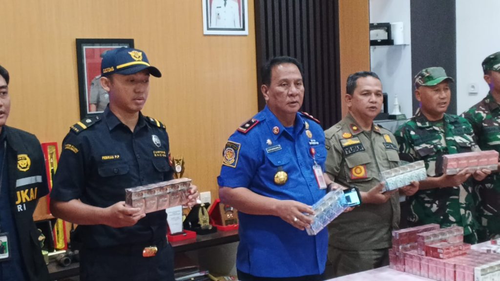 Operasi gabungan Gempur Rokok Ilegal oleh Satpol PP Kabupaten Kediri bersama Bea Cukai dan Kodim 0809, Selasa (30/9/2025) (Dr/Gonews.id)