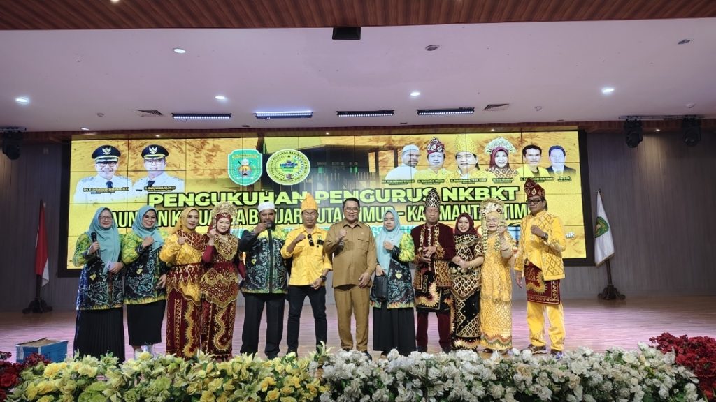 Moment Wakil Bupati Kutim Mahyunadi bersama pemenangan Undian NKBKT di Ruang Akasia, Gedung Serba Guna (GSG) Bukit Pelangi, Selasa (9/9/2025) (Wahyu/Gonews.id) Hadiah Umrah