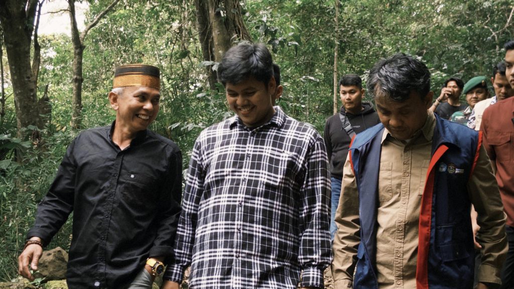 Dokumentasi kunjungan ke Situs Bulu Matanre oleh Direktur Kemahasiswaan Unhas, Ketua DPRD Kabupaten Soppeng, Ketua BUMDes Mattabulu dalam kegiatan Relaunching Desa Wisata Mattabulu, Minggu (7/9/25). (Foto: KPI UNHAS)