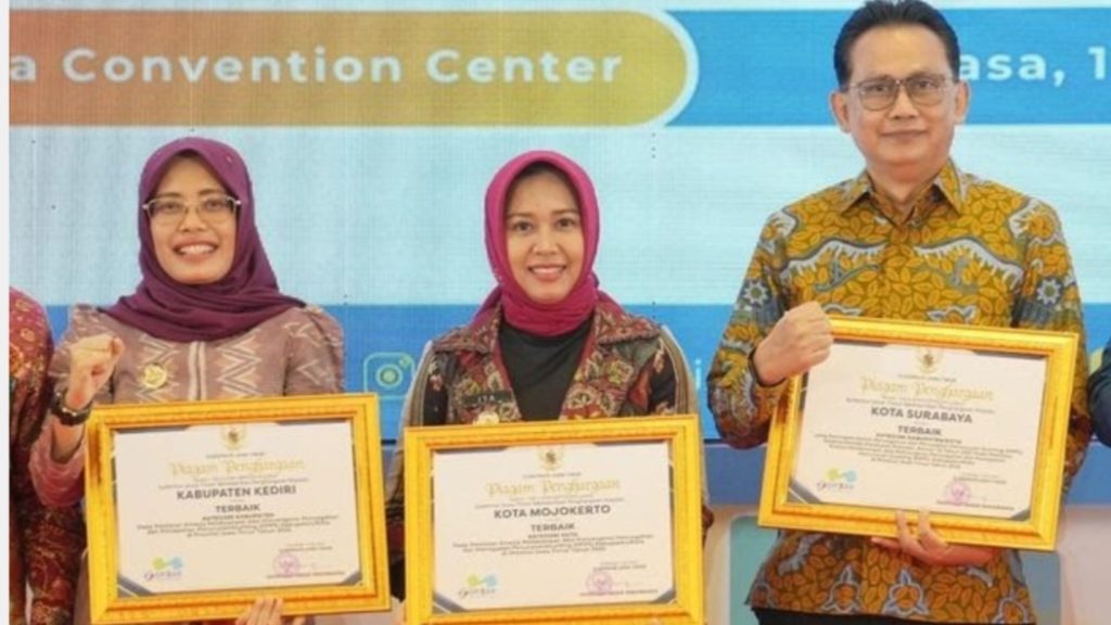 Wali Kota Mojokerto Ika Puspitasari (Ning Ita) menerima piagam penghargaan. (Foto: Diskominfo Kota Mojokerto)