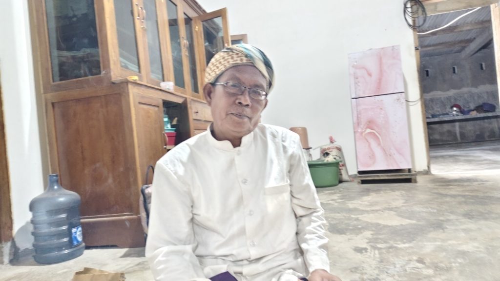 KH. Muhammad Thohir, dari Dusun Burnang, Mambulu Barat, Tambelangan saat diwawancarai di Kediamannya, Kamis (25/9/2025) (Anwar/Gonews.id)