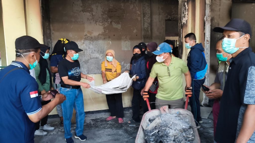 DPRD Kediri Dibersihkan, Aktivitas Siap Pulih Senin Depan ketua DPRD kabupaten Kediri bersama relawan bersih-bersih gedung dewan