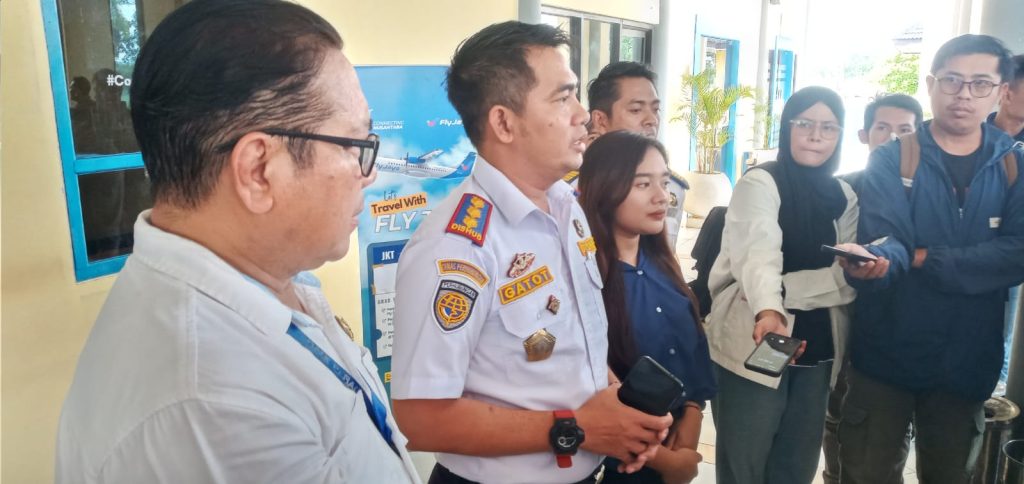 Plt. Kepala Dinas Perhubungan Jember, Gatot Triono, ST., MT saat diwawancarai usai peresmian rute penerbangan langsung Jember–Jakarta