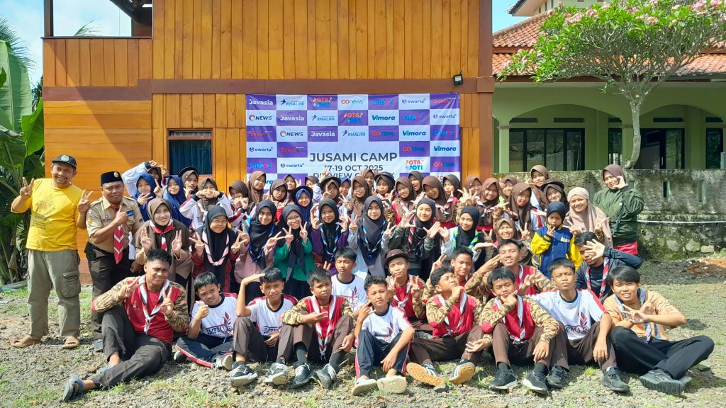 Momen kebersamaan: foto bareng JUSAMI CAMP 2025 selepas 3M (Merapikan, Memeriksa, Menjaga) diterapkan, Dexview Camplex, Ahad (19/10/2025). Dok. Pesantren Pramuka Khalifa.