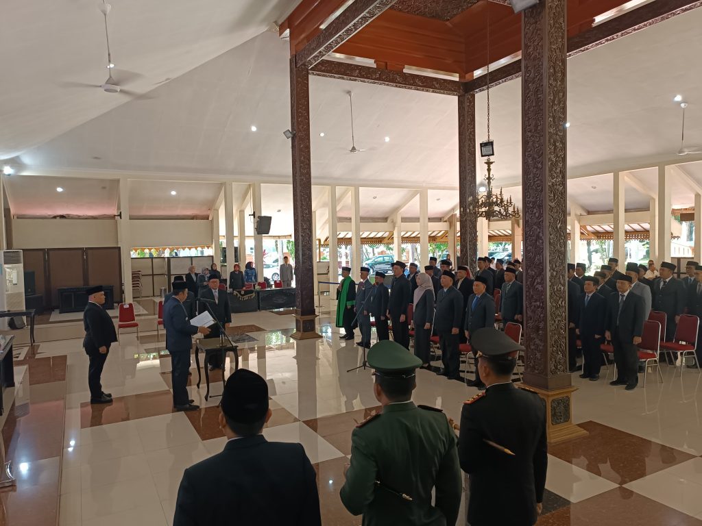Bupati saat bacakan sumpah janji di pendopo raden Bagus asra bondowoso