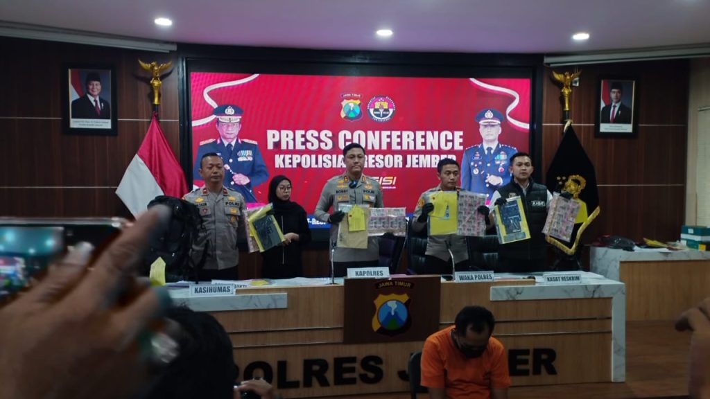 Polres Jember Bongkar Penipuan Ritual Agama, Kerugian Rp 489 Juta Polres Jember saat konfrensi pers ungkap penipuan berkedok ritual agama, kerugian Rp 489 juta