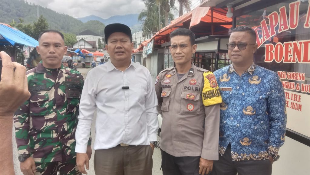 Disperindag Kota Sungai Penuh menata ulang lapak pedagang di kawasan Jalan A. Yani, Rabu (1/10/2025) (Rev/Gonews.id