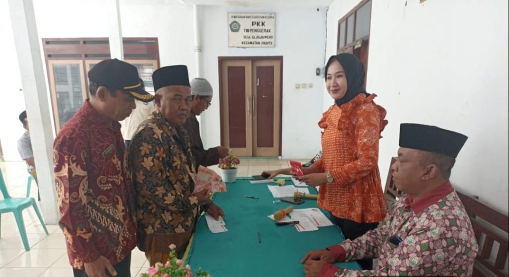 Sebanyak 42 guru ngaji di Desa Glagawero, Jember, terima insentif dengan sistem pencairan mudah di Balai Desa Glagawero, Kecamatan Panti