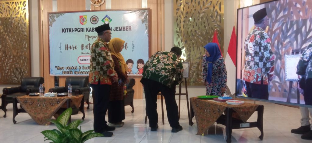 IGTKI menggelar lomba mewarnai motif batik dalam rangka memperingati Hari Batik Nasional di Aula Dinas Pendidikan Jember