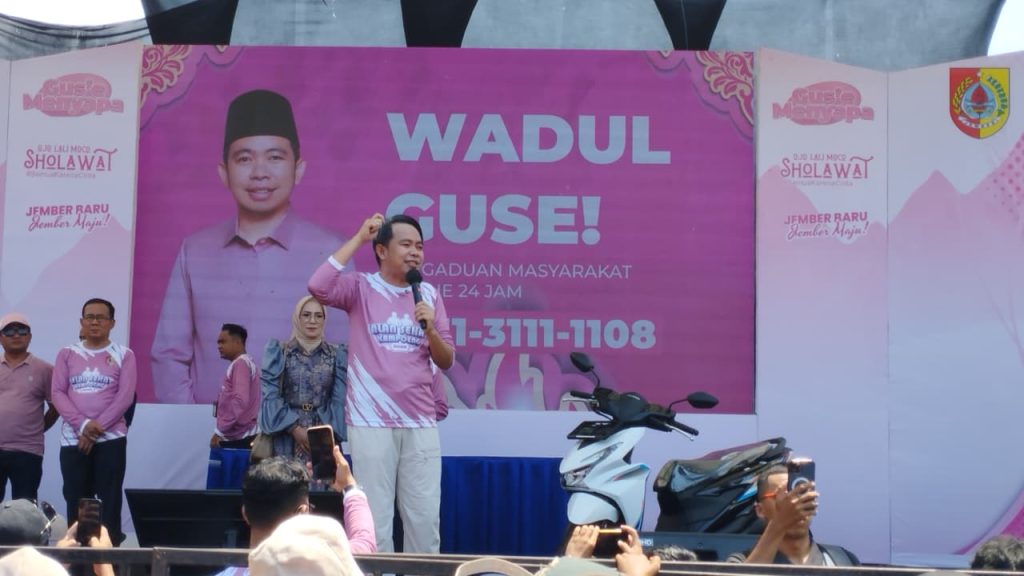 Bupati Jember Muhammad Fawaid saat memberikan sambutan dalam acara Jalan Sehat Kampoeng Alun-alun Kecamatan Jenggawah