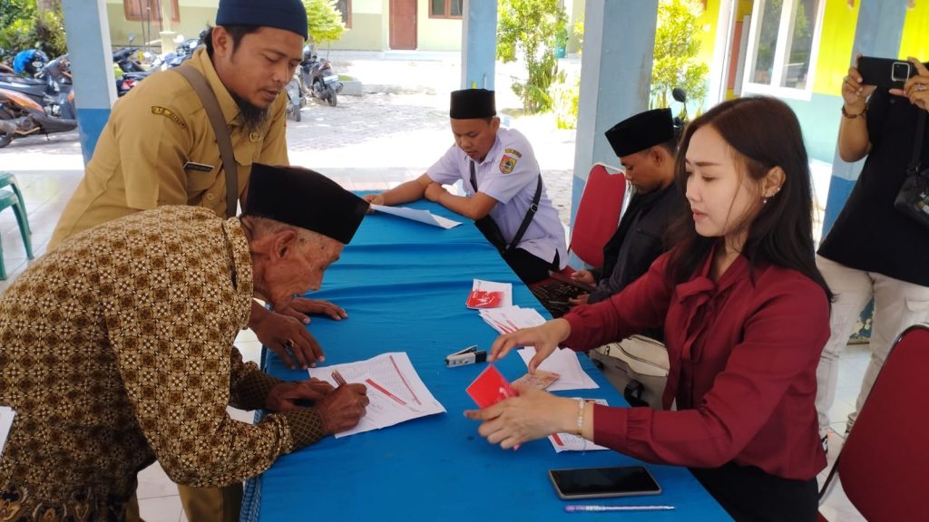 Program pencairan insentif guru ngaji di Kabupaten Jember kembali berlanjut di Desa Patempuran, Kalisat, Senin (6/10/2025) (Mul/Gonews.id)