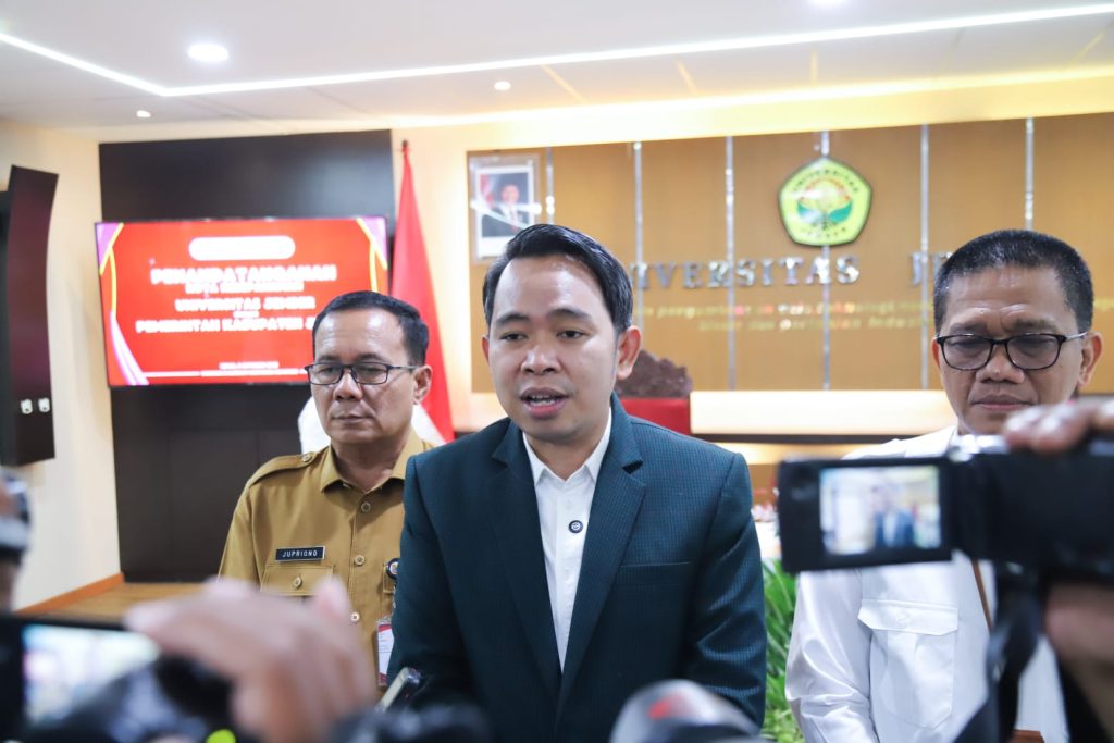 Dana Transfer Jember Dipangkas, Gus Fawait Pastikan Proyek Tak Mandek Bupati Jember Muhammad Fawait saat diwawancarai wak media (Mul/Gonews.id)