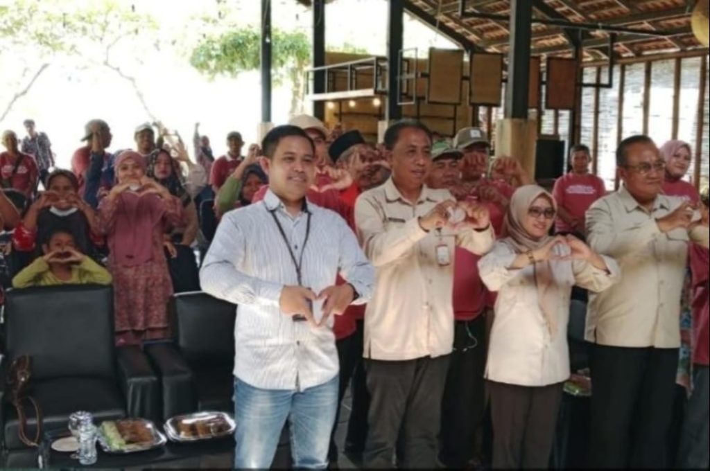 Disperindag Jember Latih Pedagang Pasar Tradisional Go Digital Disperindag Kabupaten Jember melakukan Pembinaan dan Peningkatan Kapasitas Pedagang Pasar Tradisional yang digelar di Bukit Nuansa Jenggawah, Jumat (10/10/2025) (Mul/Gonews.id)