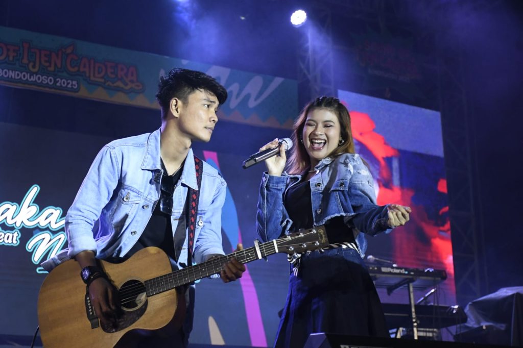Bondowoso Gaungkan Wisata Kreatif Lewat “Sound of Ijen Caldera” Penampilan Tri Suaka dan Nabila di Bondowoso Sound of Ijen Caldera (Doni/Gonews.id)