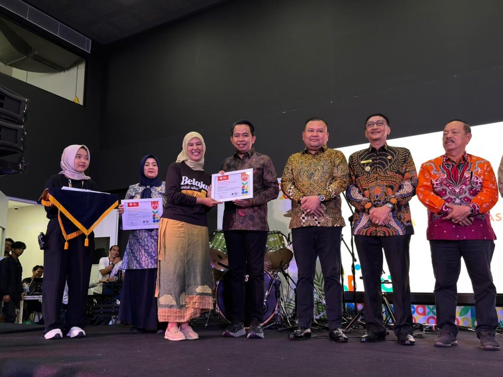 Bupati Jember, Muhammad Fawait menerima penghargaan “Mohamad Syafei Awards 2025” sebagai Kepala Daerah Inspiratif dalam Bidang Pendidikan di Jakarta, Minggu (12/10/2025). (Dok. Diskominfo Jember)
