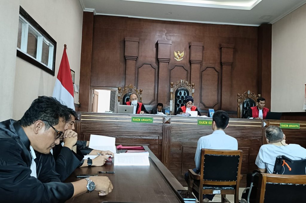 Pembacaan tuntutan perkara TPPU bos Judi Online Firman Hertanto (kursi terdakwa kanan) beserta anaknya Ricco Hertanto mewakili korporasi PT Arta Jaya Putra oleh JPU di ruang sidang Subekti, PN Jakarta Utara, Senin (13/10/2025) (Pahala/GOnews.id)
