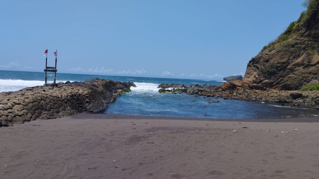 Legenda Naga Watu Ulo, Harmoni Mitos dan Laut Selatan Jember Pantai Watu Ulo di Jember (Mul/Gonews.id)